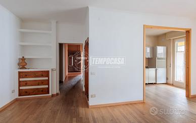 TRILOCALE DI AMPIE METRATURE CON GARAGE E CANTINA