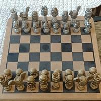 particolare scacchiera con dadi e bulloni