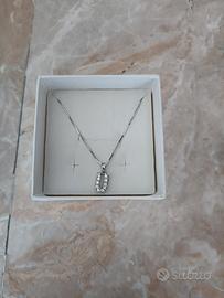 collana con lettera U