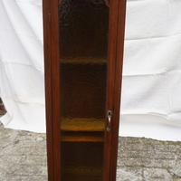 Vetrinetta antica in noce con vetri decorati