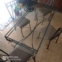 Tavolo in vetro con struttura in ferro battuto