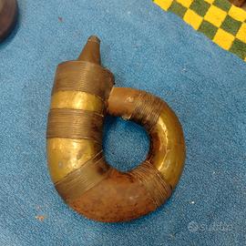 antico corno contenitore in rame e ottone