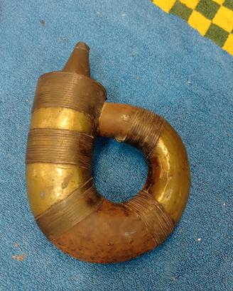 antico corno contenitore in rame e ottone
