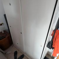 Armadio in legno bianco