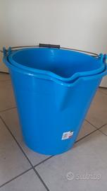 coppia di secchi capienza 12 e 15 lt