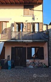 TRILOCALE INDIPENDENTE CON BALCONE IN CENTRO PAESE