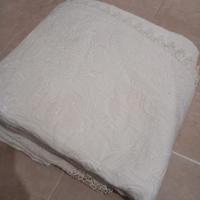 copriletto kn cuscino in parquet e orlo in pizzo