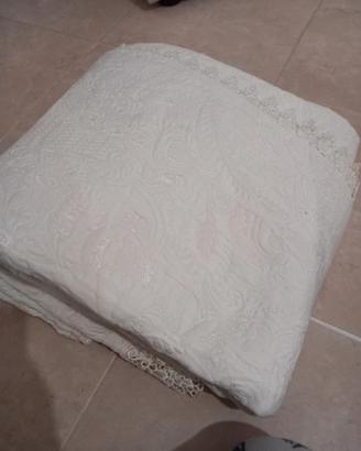 copriletto kn cuscino in parquet e orlo in pizzo