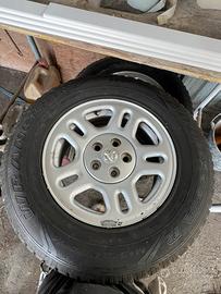 4 cerchi in lega Dodge con pneumatici Goodyear