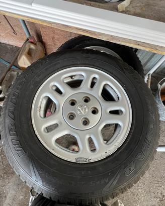 4 cerchi in lega Dodge con pneumatici Goodyear