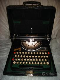 Antica macchinada scrivere portatile Rheinmetall