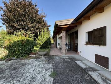 Casa indipendente di 243 m² con 4 locali e box aut