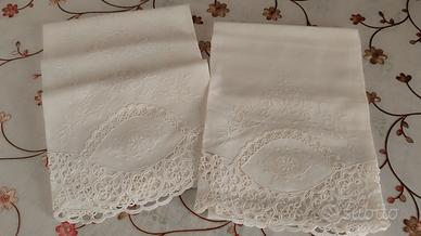 3 asciugamani di cotone con lavorazioni a intaglio