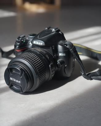 Nikon D5000 + Nikkor 18-55mm VR Pronto uso