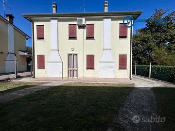 CASA SINGOLA, PREDISPOSTA IN DUE APPARTAMENTI, A B