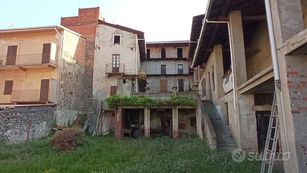 Rustico / Casale di 1000 m² con più di 5 locali a - Vista 4