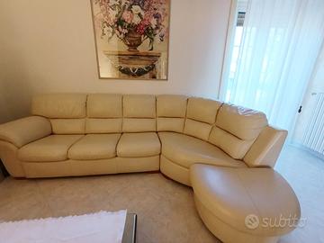 DIVANO IN PELLE CREMA CON PENISOLA A POUF