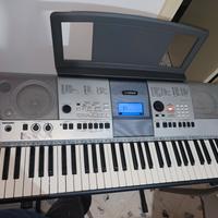 Yamaha PSR-E413 tastiera 61 tasti leggio e piede