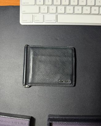 Portafoglio Prada in pelle Saffiano con fermasoldi