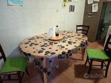 Tavolo Ikea e sedie legno