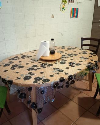 Tavolo Ikea e sedie legno