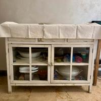 Piccola credenza con vetrinette