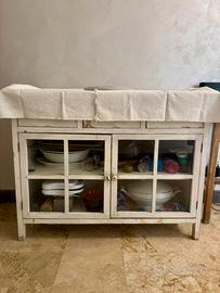 Piccola credenza con vetrinette