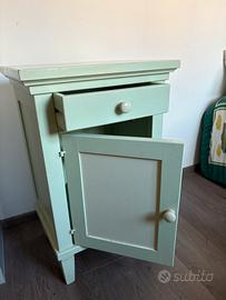 Comodine stile retrò in legno verniciato