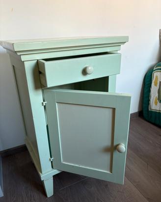 Comodine stile retrò in legno verniciato