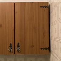 Pensile in legno con ferramenta devorativa rustica