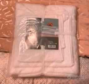 Tris asciugamani bianchi