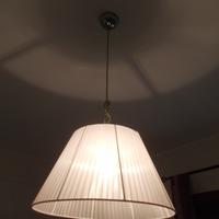Lampadario e lampada da tavolo abbinati