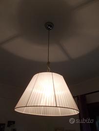 Lampadario e lampada da tavolo abbinati