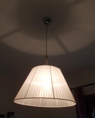 Lampadario e lampada da tavolo abbinati