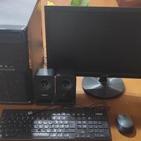 PC fisso con monitor e accessori