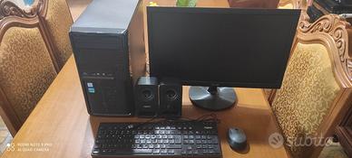 PC fisso con monitor e accessori