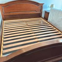 Letto matrimoniale con rete a doghe e comodini