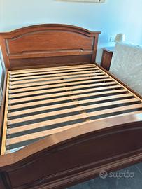 Letto matrimoniale con rete a doghe e comodini