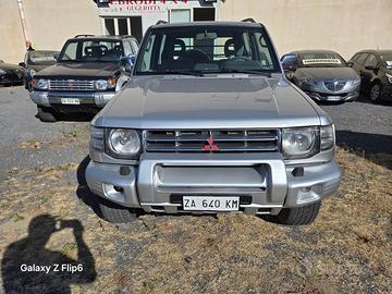 Mitsubishi Pajero 2.5 TDI MT GLS Target Autocarro