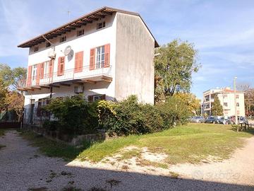 LUMINOSA CASA SINGOLA CON GIARDINO