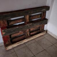 Tre bancali in legno