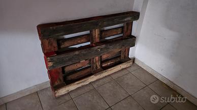 Tre bancali in legno