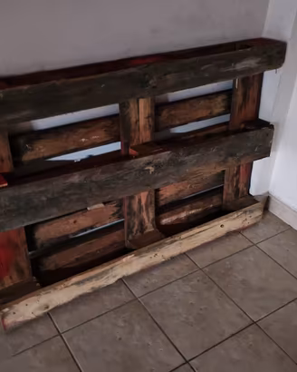 Tre bancali in legno