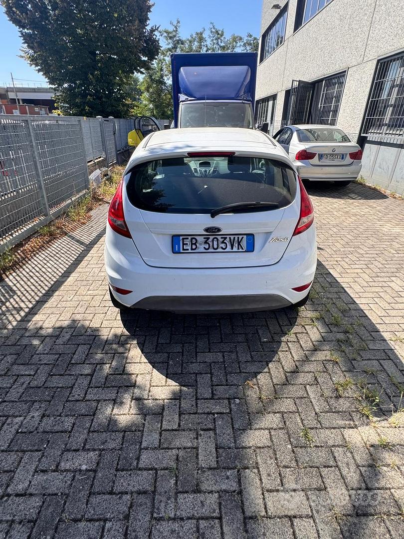 Ford Fiesta 2010 photo 2