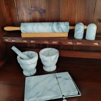 mortaio, mattarello, tagliaformaggio, sale e pepe