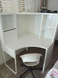 scrivania angolare Ikea più sedia girevole 