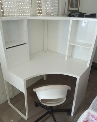 scrivania angolare Ikea più sedia girevole 