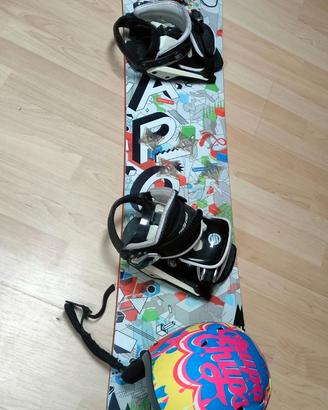Tavola snowboard APO Blend con attacchi e accessor