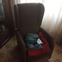 poltrona con telecomando  di stoffa grigia 