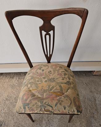 Sedia vintage in legno con seduta imbottita 